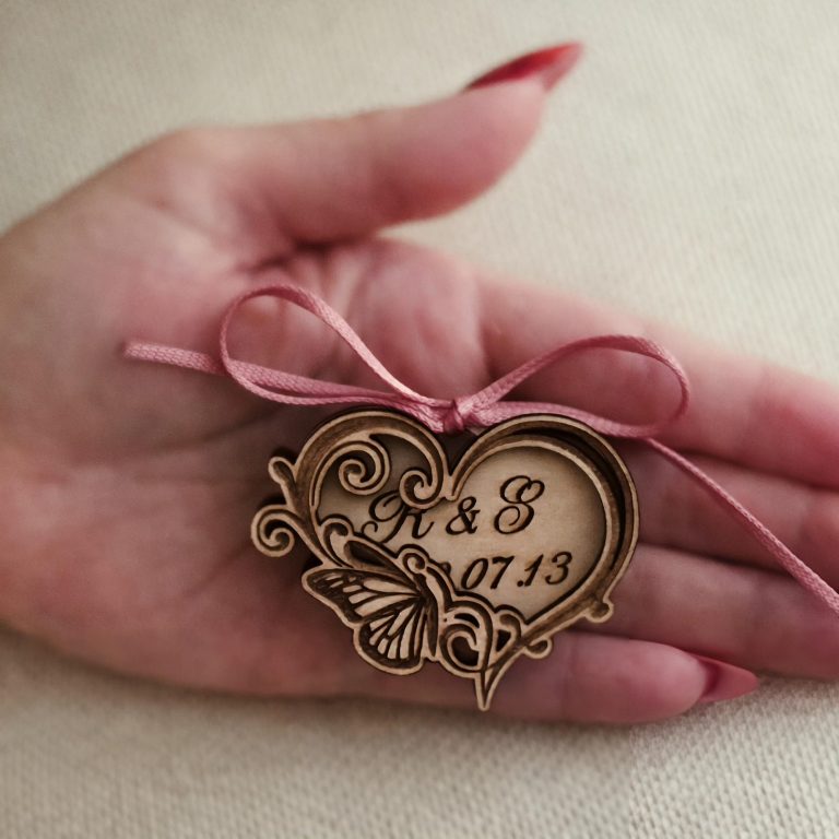 Personalisierter Holzanhänger zur Hochzeit mit Herzmotiv